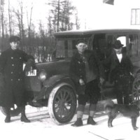 SLM X2049-78 - Tre män med en hund vid en bil