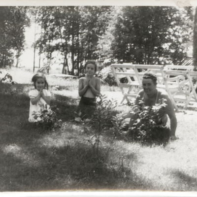 SLM P2016-0384 - Yvonne och Suzanne på Krokebjörk på 1940-talet
