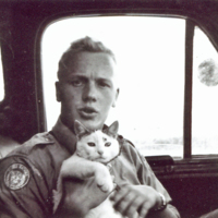 SLM P2013-1698 - En av FN-soldaterna och katten Nasser, under Suezkrisen 1956-57