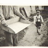 SLM M014817 - Foto av liten pojke bredvid en man med en vanna,Vibyholm år 1945