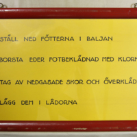 SLM 34421 - Informationstavla i gult, inramad, från Strängnäs