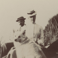 SLM P09-2010 - J.J. de Geer, Cecilia Falkenberg (senare af Klercker) och hunden Gioia, Anacapri 1904
