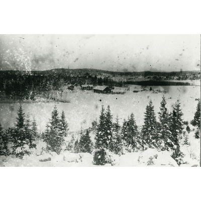 SLM SEM_Dg1483 - Utsikt över Karlbyå från berget, vinterbild.