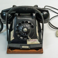 SLM 36879 1-2 - Telefon, LM Ericsson 1965 på teakbricka