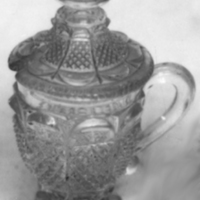 SLM 5200 - Senapskärl, kopp på fot med handtag och lock, 1800-tal