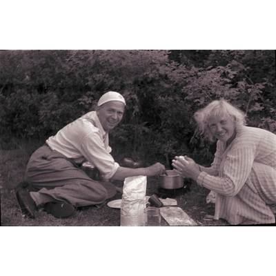 SLM X2022-0028 - Gertrud Höglund och en vän lagar mat på stormkök
