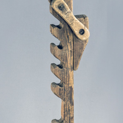 SLM 24657 - Hyvelknekt av trä, kallad hjälpkärring