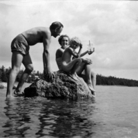 SLM P2014-892 - Sigurd, Ingeborg, Gudrun år 1957
