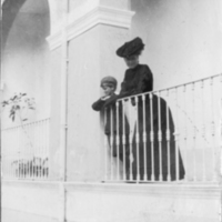 SLM P09-747 - Fru Candida med son i Hôtel Royal, Capri 1903