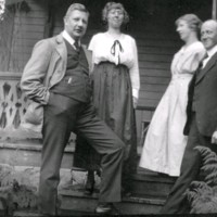 SLM M030167 - Porträtt på fyra människor vid en veranda