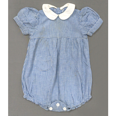 SLM 38829 - Sparkdräkt för baby, sydd av blåbrutigt bomullstyg, 1940-tal