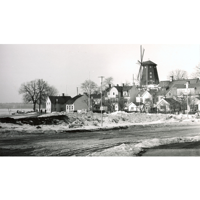 SLM SEM_AL-A6001-19 - Februaribild av Västervikstorget med Kvarnkullen i fonden. Från S.