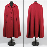 SLM 36315 1-3 - Cape, kjol och muff i burgundrött handvävt ylletyg, 