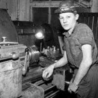 SLM OH0516 - Ung fabriksarbetare på Näfveqvarns bruk 1959