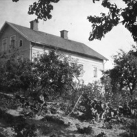 SLM P07-1245 - Gården Staf (Stav) i Floda socken, familjen Ahlstrands hem