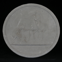 SLM 13434 - Medaljong av gips, krigare, inskription