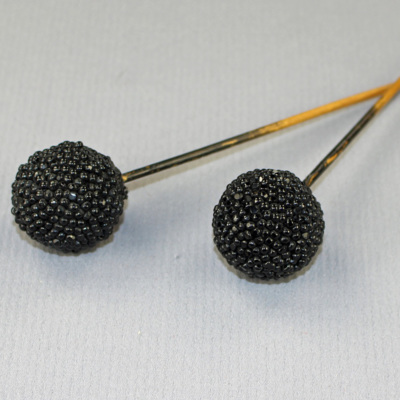 SLM 765 1-2 - Två hårnålar med runda huvuden besatta med svarta pärlor