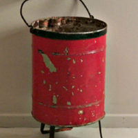 SLM 31017 - Brandspruta och rödmålad metallhink med pumpanordning