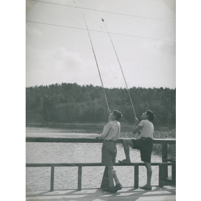 SLM P2018-0557 - Två pojkar fiskar i Saltsjöbaden år 1940