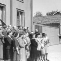 SLM M024426 - Hembygdsdagen i Mariefred 1947, kantor Strandberg och sångkören framför rådhuset