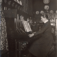 SLM P11-6370 - Anna Almgren vid pianot