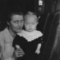 SLM P11-3467 - Karl Johan Nilsson med sin mor Agnes omkring 1917
