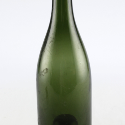 SLM 26821 - Hög flaska av grönt glas, med kinnekulle och påsatt regalin