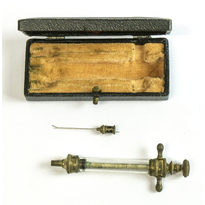 SLM 53547 1-3 - Injektionsspruta och kanyler förvarade i låda