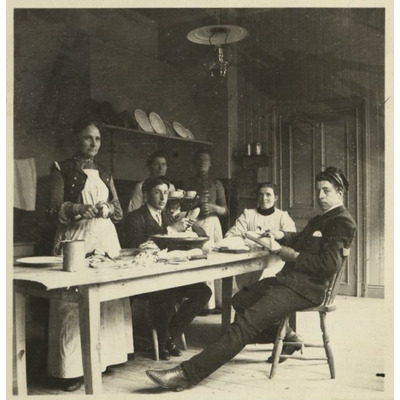 SLM P2020-0545 - Elever hjälpande med gurkskalning i köket, 1904