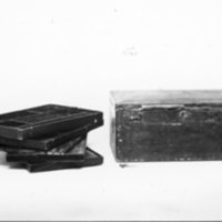 SLM 10567 - Skinnklätt smyckeskrin med lådor, från Mariefred