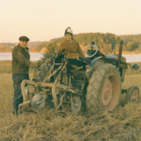 SLM P05-17 - Greta Jansson på traktorn vid Stäket i Sorunda socken med maken Knut bredvid, 1960-talet