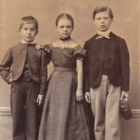 SLM P11-4231 - Två pojkar och en flicka, finklädda inför fotograferingen, 1860-tal