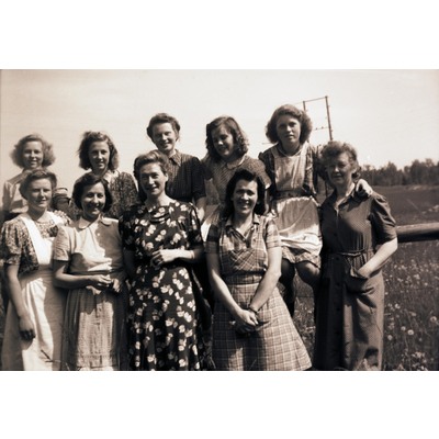 SLM X10-060 - Gruppfoto med tio kvinnor utomhus
