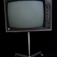 SLM 36019 1-2 - TV på metallfot, 