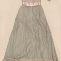 SLM 9821 - Ljusblå broderad sidenklänning överklädd med grå crepelin, rosa skärp med ros