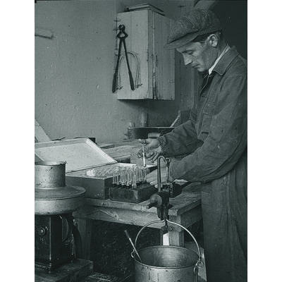 SLM DIA2022-0336 - En man hanterar en vätska med en spruta, 1900-tal
