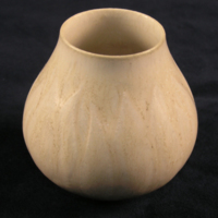 SLM 28110 - Rund vas av keramik, vit glasyr, signerad: 