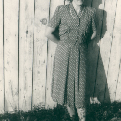 SLM P2015-624 - Karin Wohlin i grönmönstrad klänning på 1940-talet.