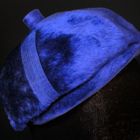 SLM 37113 - Hatt, kepsmodell av blå filt, prydd med dekorsömmar och band, 1960-tal
