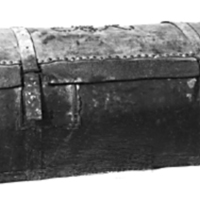 SLM 2981 - Reskoffert med välvt lock, trästomme klätt med skinn, från Arnö gård