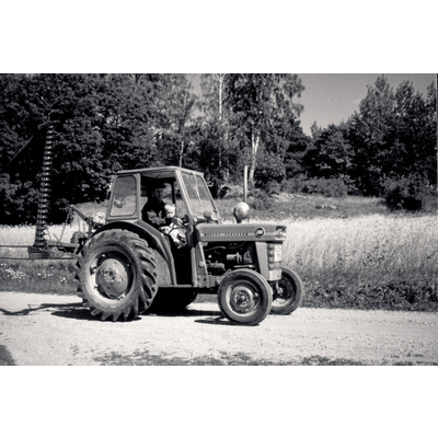 SLM R140-95-6 - Ragnar i traktorn ca 1974