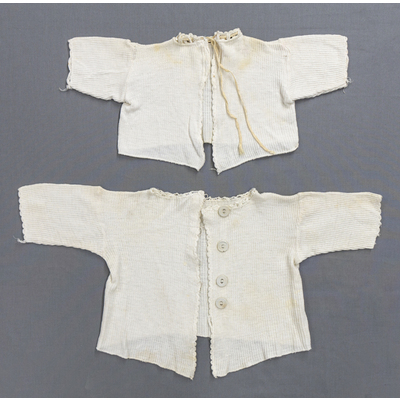 SLM 55015, 55016 - Två babytröjor av vit trikå från sent 1920-tal