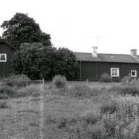 SLM S41-93-17 - Två byggnader och trädgård