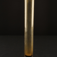 SLM 8087 - Hög smal vas av rökfärgat glas i fotplatta av metall