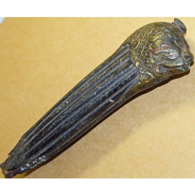SLM 15074 - Kniv med träskaft som dekorerats med ett lejonhuvud av mässing
