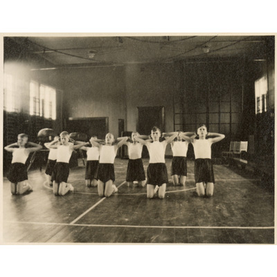SLM P2020-0442 - Elever vid gymnastikövningar på Solbacka Läroverk, 1932