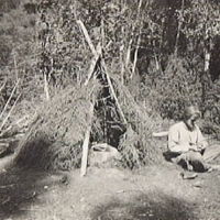 SLM M008797 - Daniel Smedberg vid rökbastun, stenåldersexperimentet år 1918