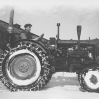 SLM P05-13 - Knut Jansson på traktorn vid Stäket i Sorunda socken omkring 1960