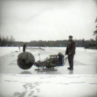 SLM N257-3 - Man med issåg på Gälkhyttedammen i Tuna socken år 1949
