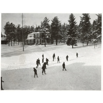 SLM P2020-0409 - Solbackaelever spelar i snön, 1931